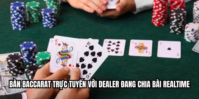 Bàn baccarat trực tuyến với dealer đang chia bài realtime